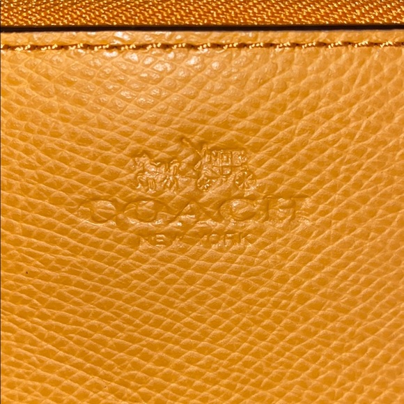 Coach Triangular shaped leather bag - Picture 2 of 7